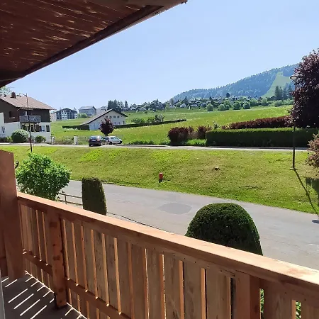 Geraniums Et Neige Fraiche, Avec De Gamme, Balneo Massante Et Sauna Prives Maison d'hôtes Métabief