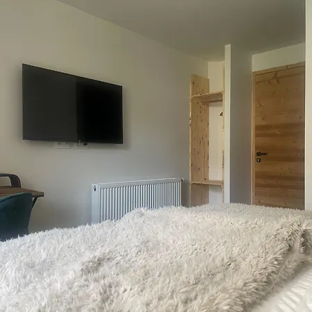 Geraniums Et Neige Fraiche, Avec De Gamme, Balneo Massante Et Sauna Prives *