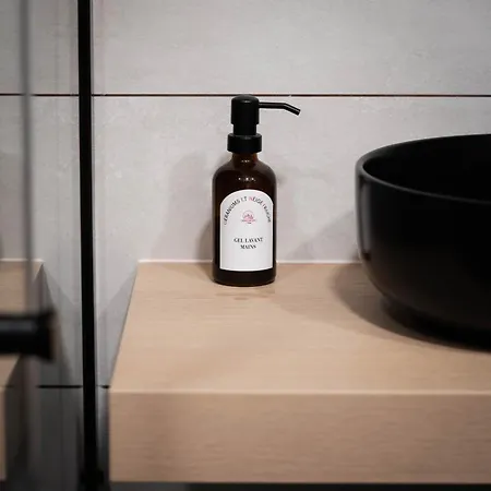 Geraniums Et Neige Fraiche, Avec De Gamme, Balneo Massante Et Sauna Prives