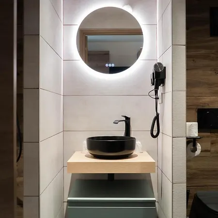Geraniums Et Neige Fraiche, Avec De Gamme, Balneo Massante Et Sauna Prives Métabief